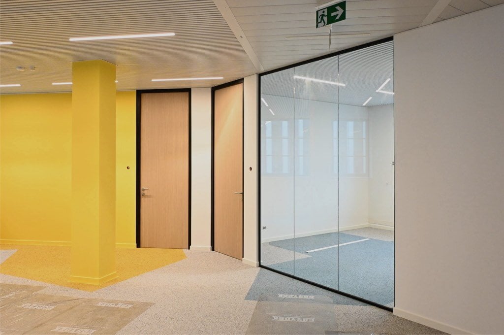 Enkele glazen wand met HPL deur-2-1024