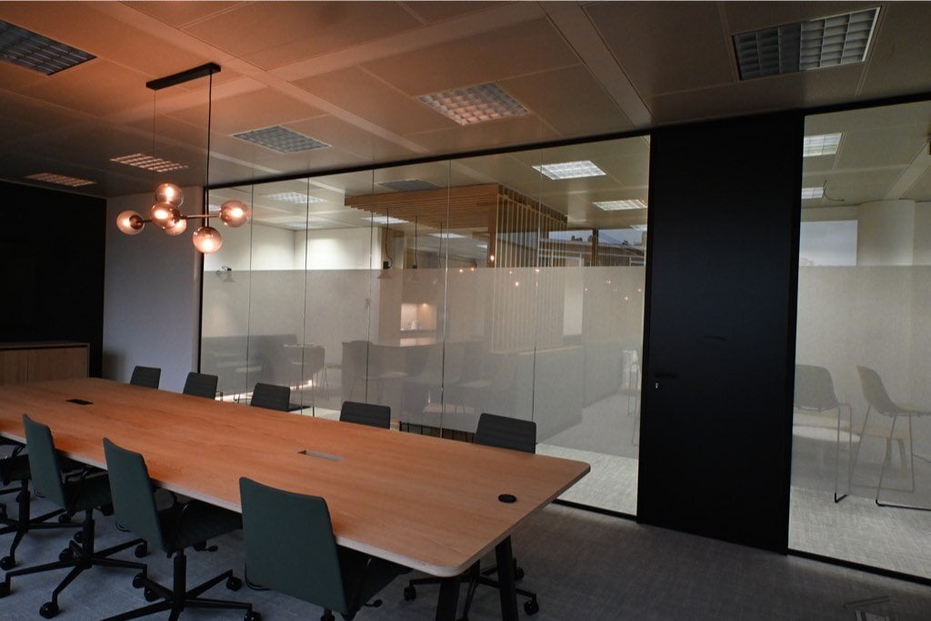 Enkele glazen wand met zwarte HPL deur-1024